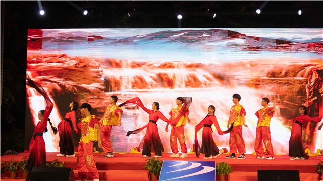 四川新華舉辦“歌唱祖國(guó)?圓夢(mèng)新華”大型文藝晚會(huì)