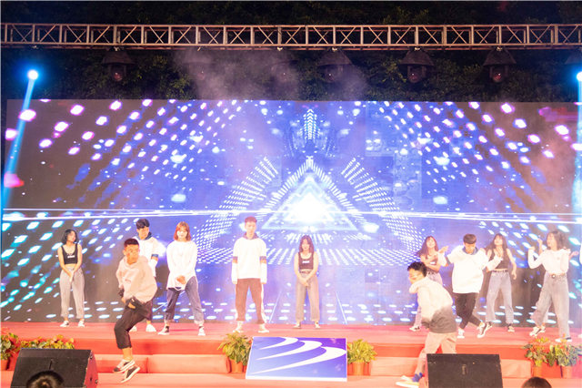 多圖預(yù)警，四川新華“慶國(guó)慶·迎新生”大型文藝晚會(huì)精彩回顧！