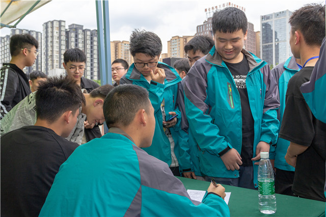 職業(yè)教育大有可為，新華如何讓學(xué)子畢業(yè)即畢業(yè)！