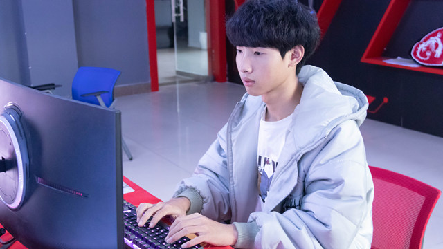 新生故事|秦金鵬：初中輟學(xué)來(lái)新華，圓自己一個(gè)“電商夢(mèng)” 