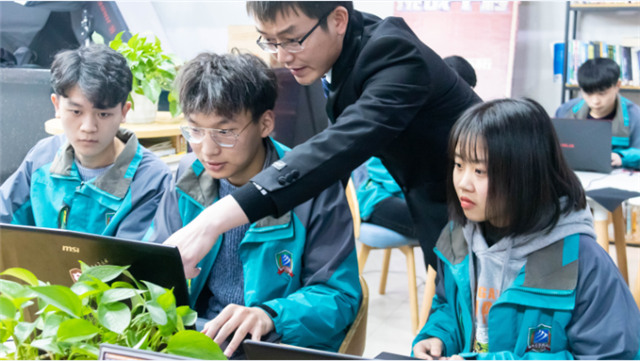 【媒體關(guān)注】新華學(xué)子帶薪實訓(xùn)，邊拿薪水邊學(xué)習(xí)