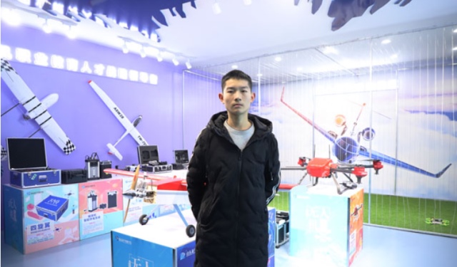 選擇新華學(xué)無(wú)人機(jī)，圓我“飛手”夢(mèng)
