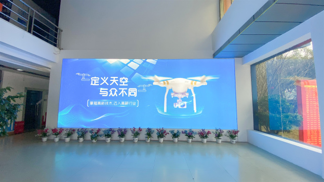 選擇新華學(xué)無(wú)人機(jī)，圓我“飛手”夢(mèng)