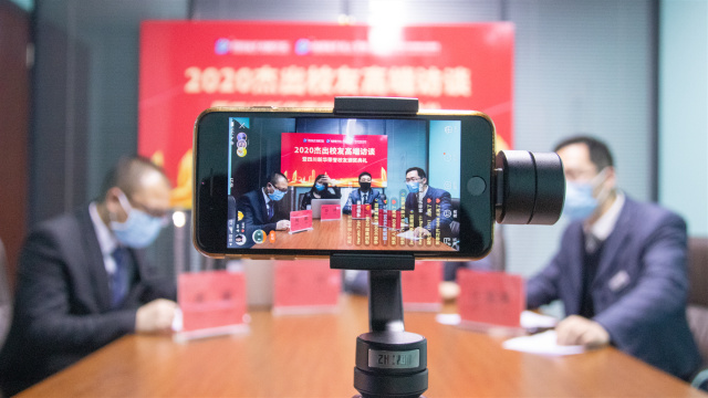 榮譽(yù)校友牽手母校，助力更多學(xué)子圓夢(mèng)新華