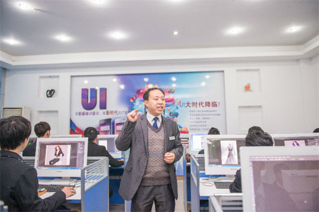 【優(yōu)秀教師專訪】做學(xué)生成長(zhǎng)成才的引路人