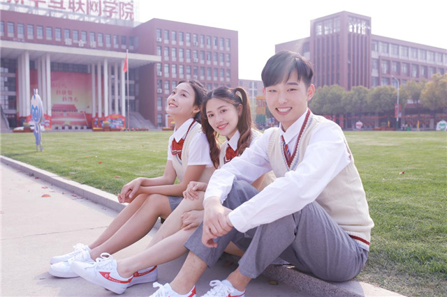 結伴來新華 一起創(chuàng)造精彩未來！