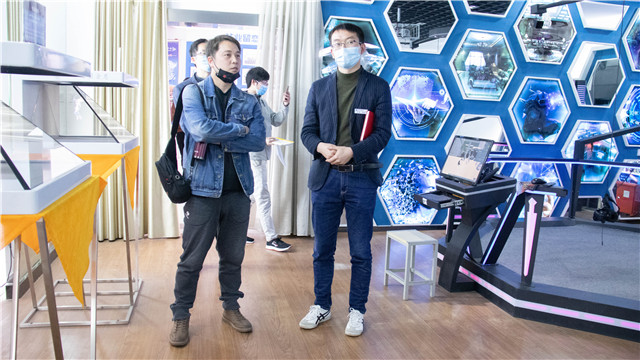 就業(yè)季，多家企業(yè)走進新華搶訂人才