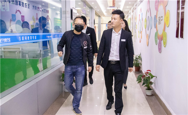 就業(yè)季，多家企業(yè)走進新華搶訂人才