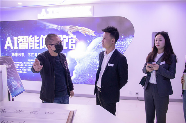 就業(yè)季，多家企業(yè)走進新華搶訂人才