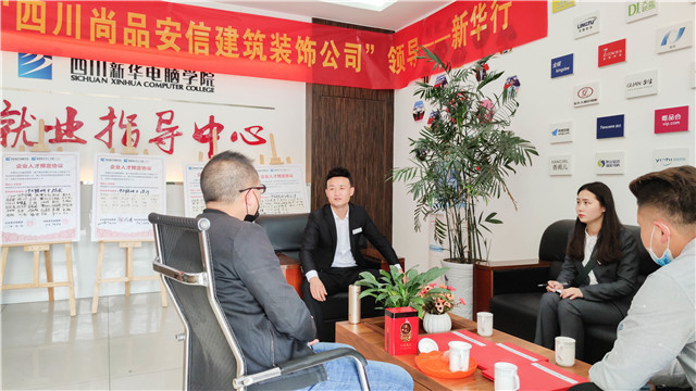 就業(yè)季，多家企業(yè)走進新華搶訂人才