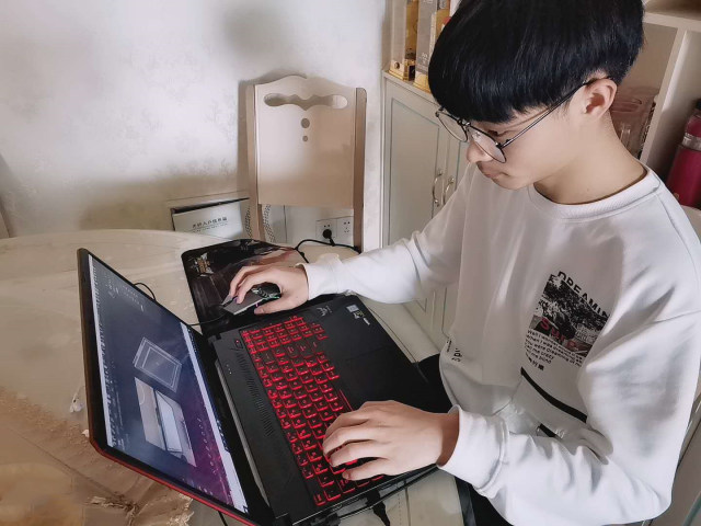 同學(xué)，你認(rèn)真學(xué)習(xí)的樣子真好看！