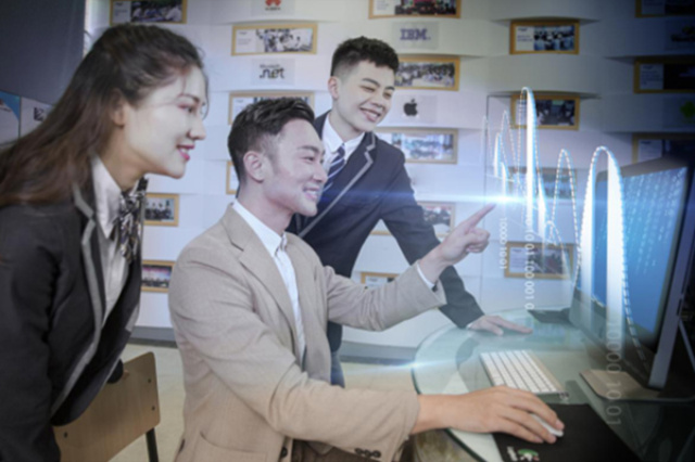 好學(xué)校不怕比較，學(xué)互聯(lián)網(wǎng)技術(shù)就來(lái)四川新華