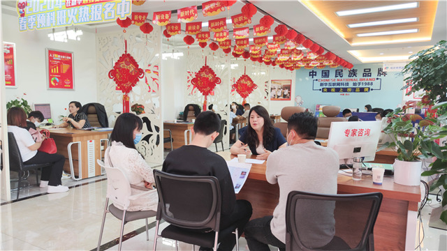 5?1嗨學(xué)季｜四川新華五一試學(xué)體驗(yàn)營火爆開營！