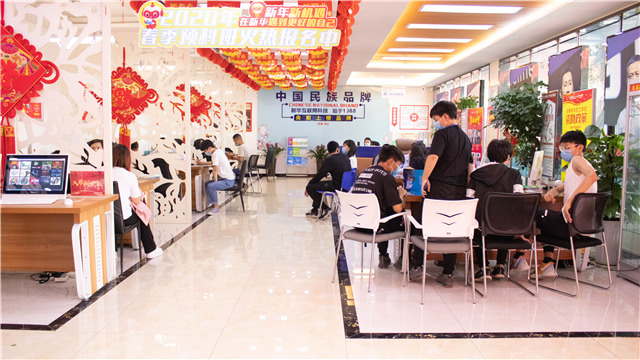 5?1嗨學(xué)季｜四川新華五一試學(xué)體驗(yàn)營火爆開營！