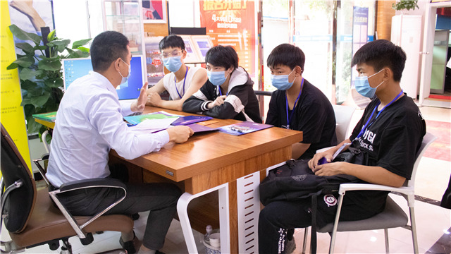 5?1嗨學(xué)季｜四川新華五一試學(xué)體驗(yàn)營火爆開營！