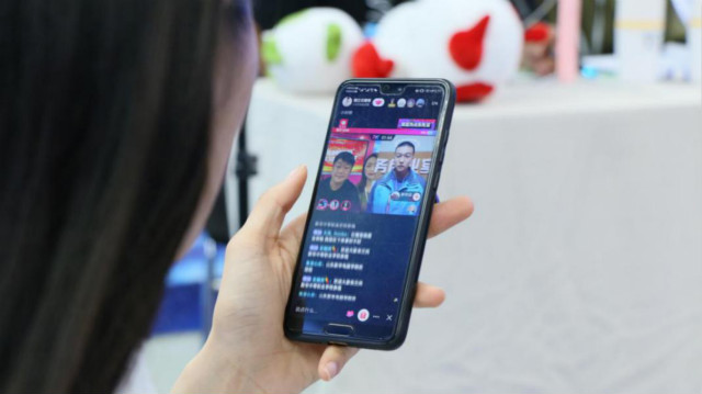 燃爆！麗江石榴哥現(xiàn)場連麥新華電商專業(yè)學子