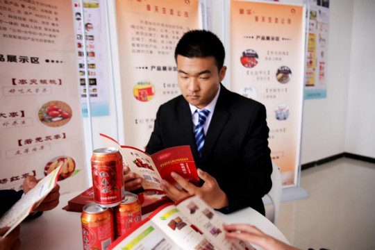 燃爆！麗江石榴哥現(xiàn)場連麥新華電商專業(yè)學子