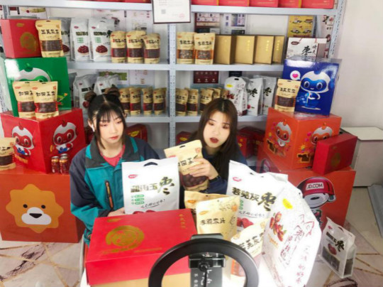 燃爆！麗江石榴哥現(xiàn)場連麥新華電商專業(yè)學子