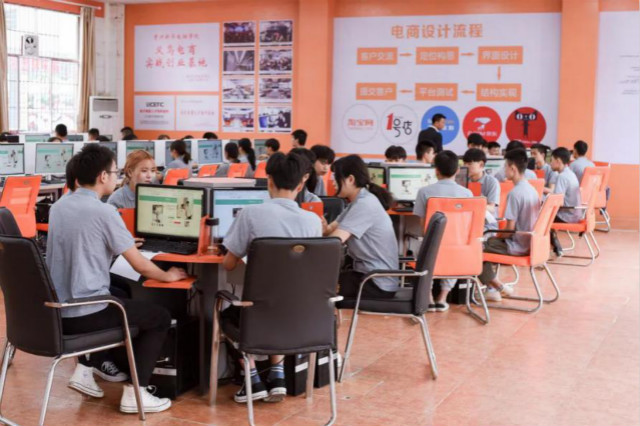 抖音達(dá)人連麥央視聚焦新華學(xué)子，看好電商行業(yè)