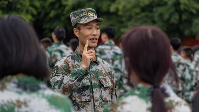 新生的第一課，軍訓(xùn)生活打響了新生活的第一槍！