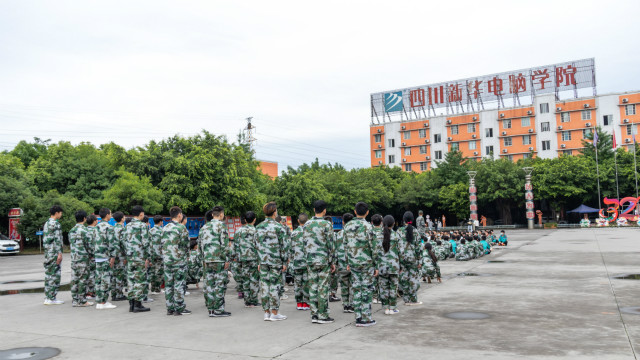 新生的第一課，軍訓(xùn)生活打響了新生活的第一槍！