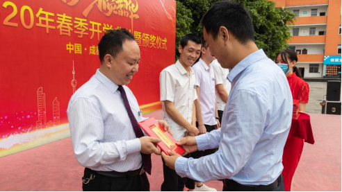 中國東方教育匠師:張興強(qiáng) ▎不忘初心 新華十載風(fēng)雨同舟