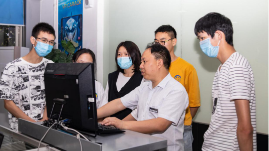 中國東方教育匠師:張興強(qiáng) ▎不忘初心 新華十載風(fēng)雨同舟