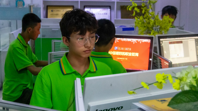 因?yàn)橄矚g所以選擇，因?yàn)闊釔鬯詧?jiān)持