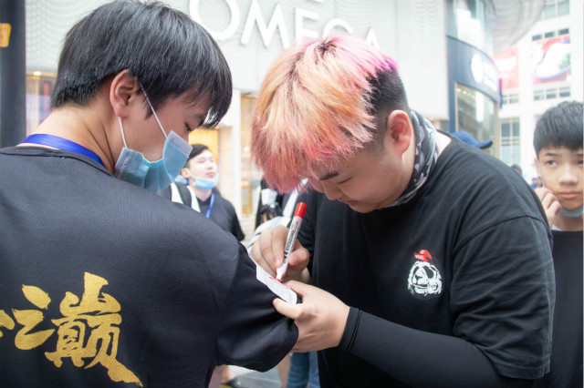 電競(jìng)少年又雙叒叕奪得冠軍，新華行走中的冠軍！