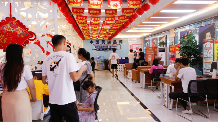 好學校成就好未來，四川新華火熱招生中……