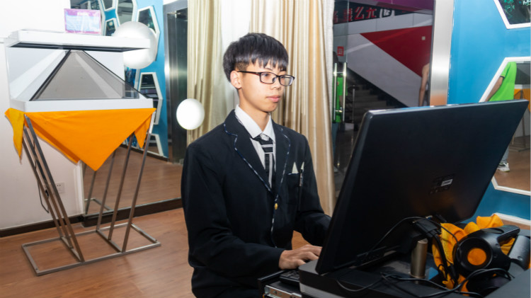 心中有火，眼中有光，新華圓夢少年！