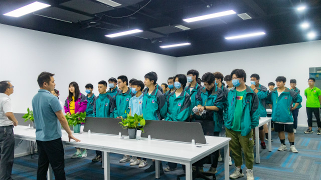 就業(yè)如此困難，他們?yōu)槭裁床粨?dān)心？