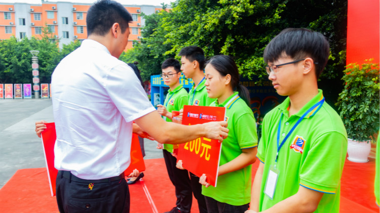2020“紅色青春·魅力校園”四川新華勵(lì)志獎(jiǎng)學(xué)金頒獎(jiǎng)典禮盛大舉行！