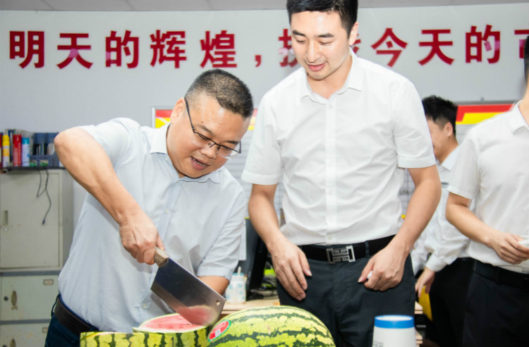 【九月開學(xué)季】院領(lǐng)導(dǎo)走訪宿舍慰問新生