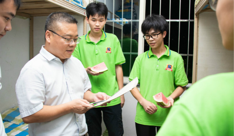 【九月開學(xué)季】院領(lǐng)導(dǎo)走訪宿舍慰問新生