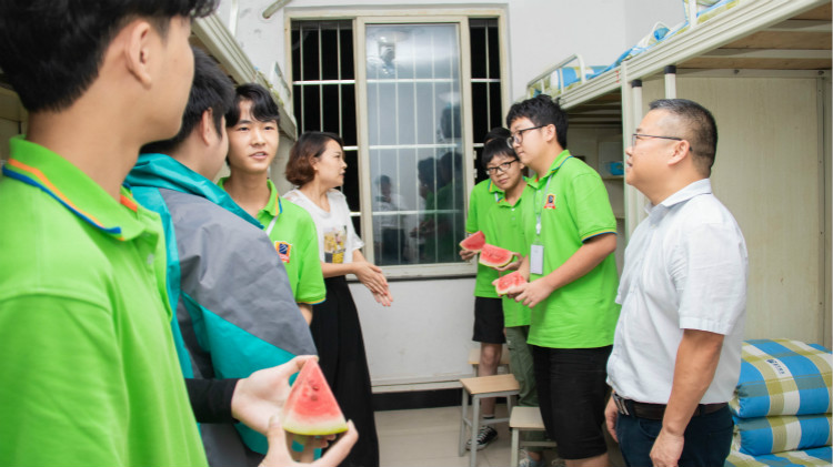 【九月開學(xué)季】院領(lǐng)導(dǎo)走訪宿舍慰問新生