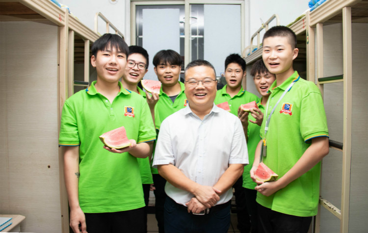 【九月開學(xué)季】院領(lǐng)導(dǎo)走訪宿舍慰問新生