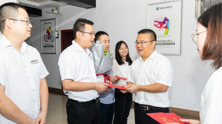 教師節(jié)校領(lǐng)導(dǎo)慰問各部門老師