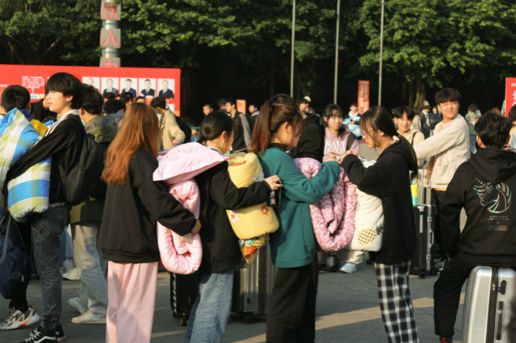 新華定向班學(xué)生赴京東實(shí)習(xí):實(shí)地體驗(yàn)電商魅力