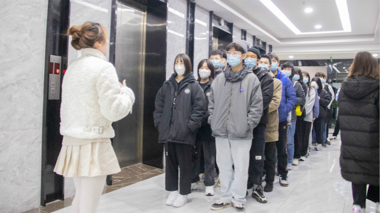 名企研學游，新華學子走進電子商務公司！