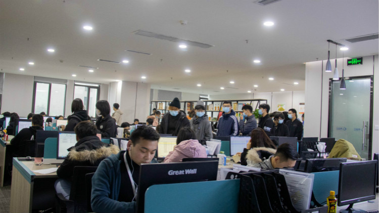 名企研學游，新華學子走進電子商務公司！