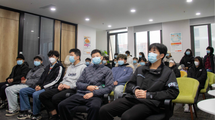 名企研學游，新華學子走進電子商務公司！