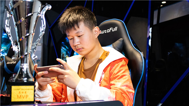 從新華到國內(nèi)頂級俱樂部，一個電競學子的成功！