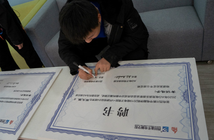 從新華到國內(nèi)頂級俱樂部，一個電競學子的成功！