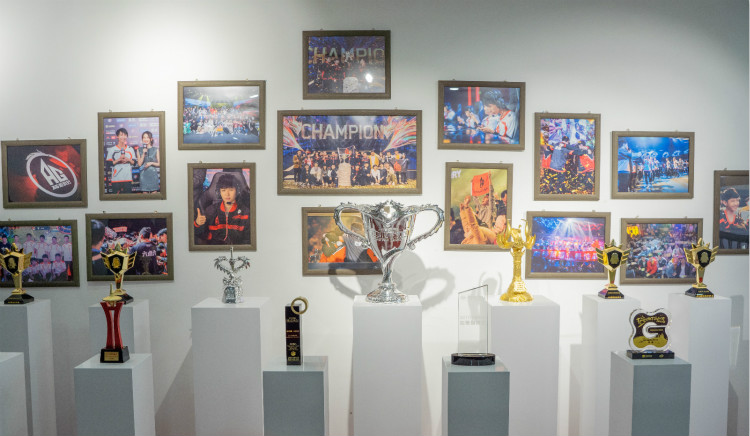 從新華到國內(nèi)頂級俱樂部，一個電競學子的成功！