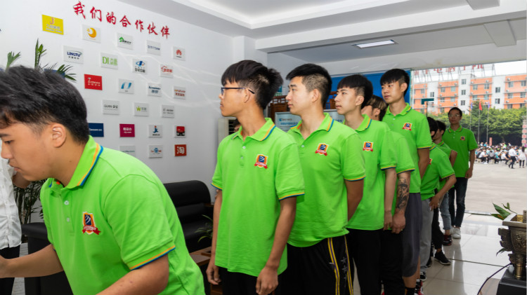 離高薪就業(yè)，你只就差一個(gè)新華的距離！