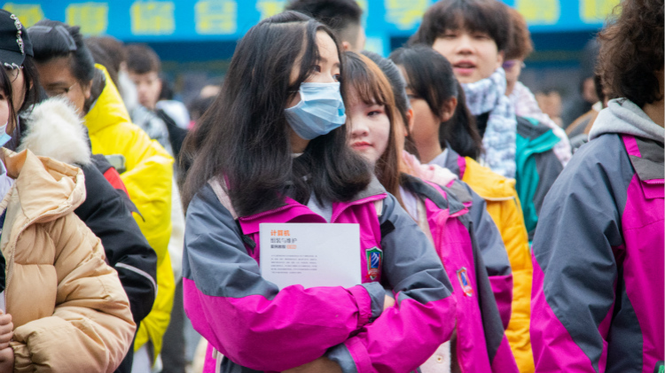 青春握手心，夢想放肩膀！因?yàn)殡娚套屓松錆M期待！