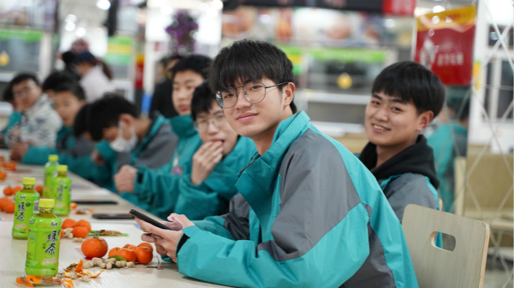 師生鬧元宵，四川新華陪你一起過(guò)大年！