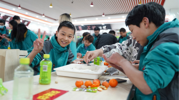 師生鬧元宵，四川新華陪你一起過(guò)大年！