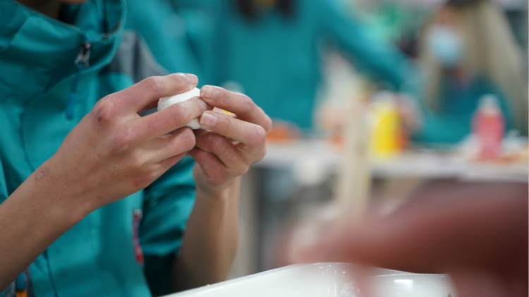 師生鬧元宵，四川新華陪你一起過(guò)大年！